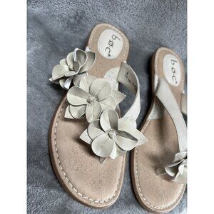 B.O.C. Born Women's Thong Sandals size 8 Ivory Flower Flip Flop Slide Flat Sheen